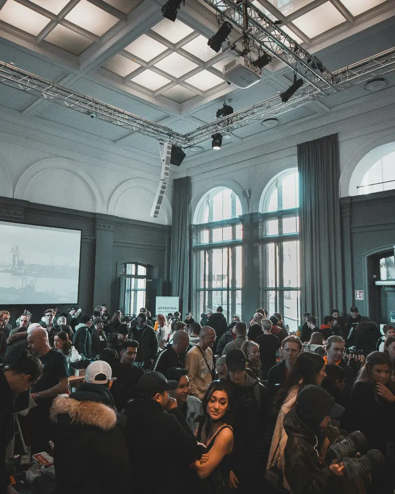 conferenza, relatore sul palco